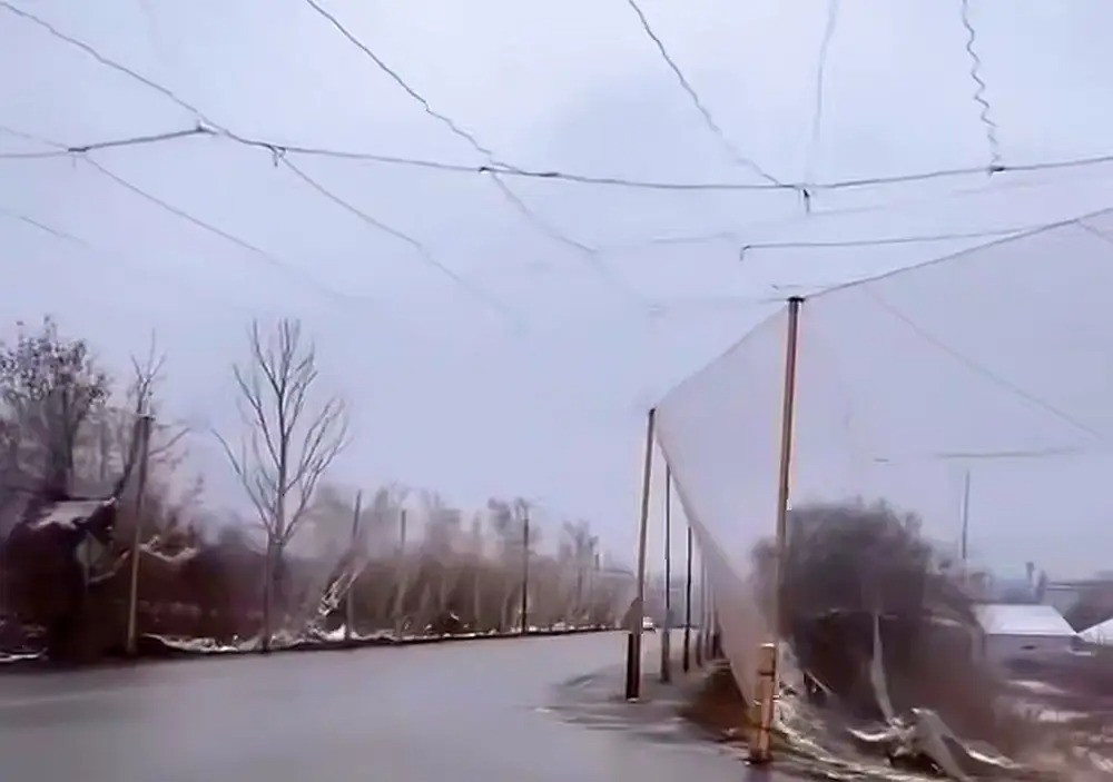 Động thái này diễn ra khi quân đội Nga liên tục thực hiện các đợt tấn công trên diện rộng, buộc Ukraine phải đẩy tuyến phòng thủ về những khu vực từng được xem là hậu phương an toàn. Với vị trí chiến lược và dân số đông, Kharkiv đang nổi lên như trọng tâm mới của nỗ lực phòng thủ.