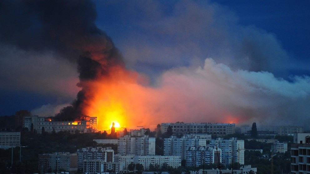 Không chỉ vậy, 12 quân nhân khác đã phải tìm kiếm hỗ trợ y tế do các triệu chứng chấn thương âm thanh và căng thẳng cấp tính. Đây là hậu quả thường gặp khi binh sĩ tiếp xúc với sóng xung kích mạnh từ vụ nổ lớn, gây tổn thương hệ thần kinh và thính giác.