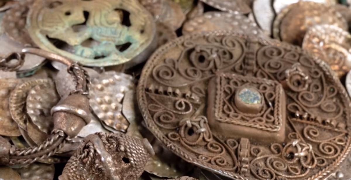 Chiếc vạc này đang trong tình trạng xuống cấp, phần lớn đã bị hư hỏng theo thời gian, nhưng đồ vật bên trong vẫn được bảo quản rất tốt. Ảnh: @Cơ Quan Di Sản Văn Hóa Thụy Điển.