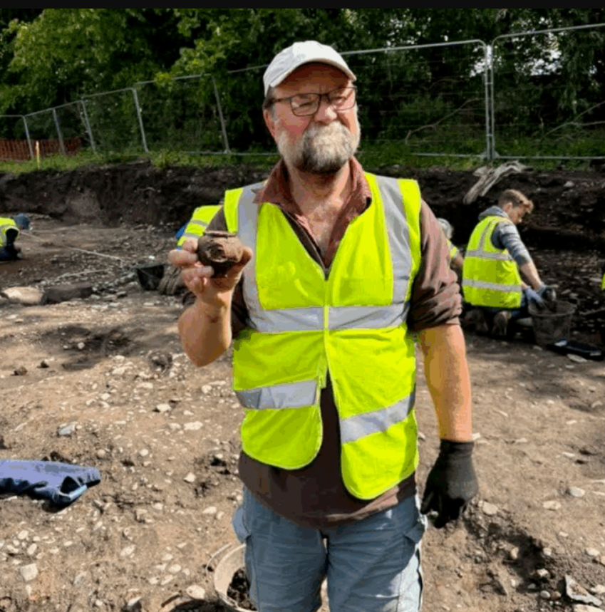 Đó là một chiếc bình gốm có ba ngăn thông nhau, những vật thể như này hiếm khi được tìm thấy trong các cuộc khai quật khảo cổ ở Anh. Ảnh: @Wardell Armstrong Archaeology.