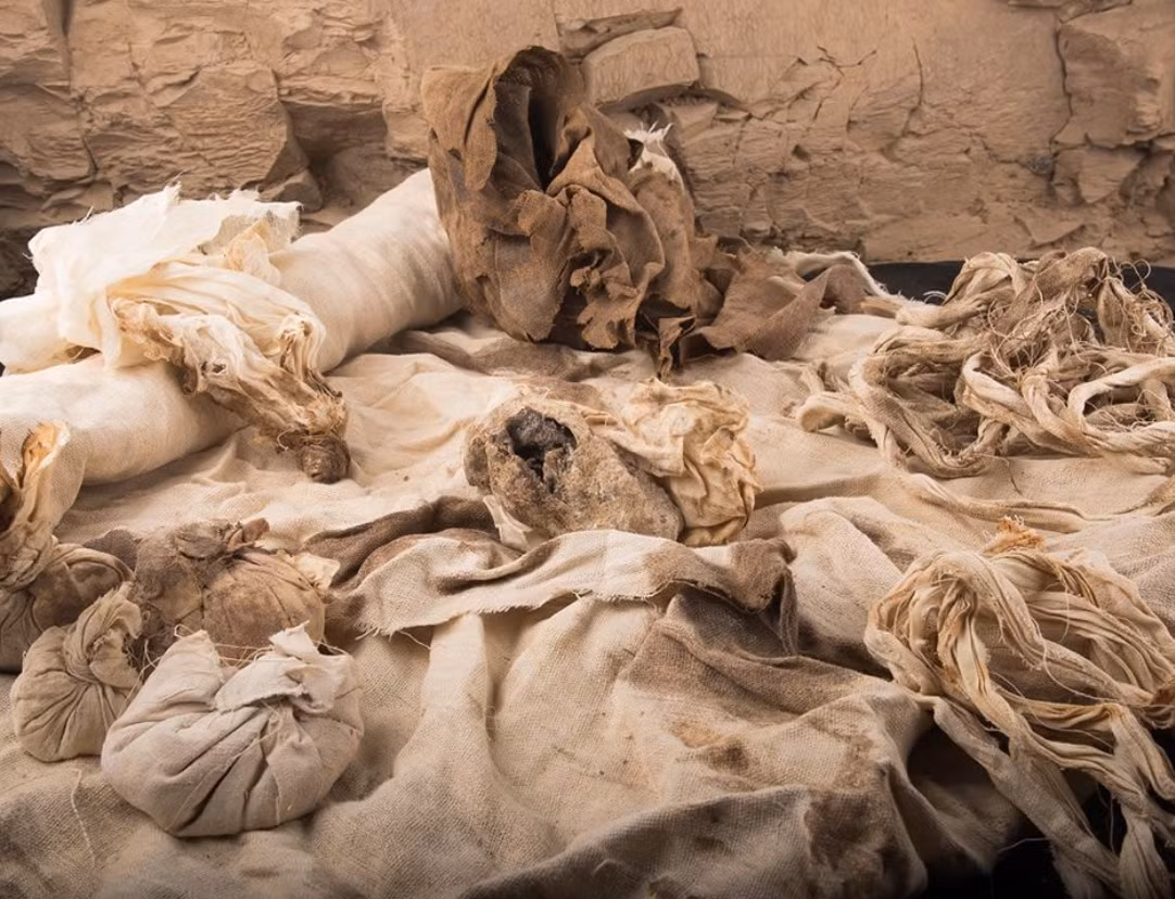 Nhóm chuyên gia cũng tìm thấy các nút đậy lọ và dụng cụ cạo, tấm vải liệm làm từ vải lanh (dài 4m), khăn choàng và băng cuộn rộng. Ảnh: @Bộ Khảo cổ học Ai Cập.