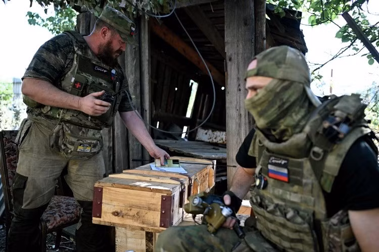 Chuyên gia quân sự Andrey Marochko cho biết, sức ép của Nga ngày càng rõ rệt, khiến khả năng sẵn sàng chiến đấu của các đơn vị Ukraine ở tuyến này suy giảm nhanh chóng. Điều này phản ánh sự mất cân bằng ngày một lớn về nhân lực và hỏa lực.