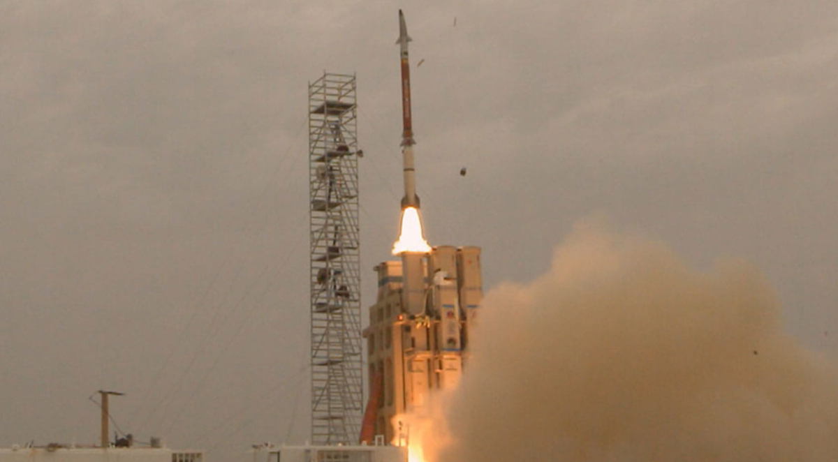 Hệ thống phòng không David's Sling, do Rafael phát triển với các thành phần chính từ Elbit Systems và Elta Systems, là một yếu tố quan trọng trong mạng lưới phòng thủ đa tầng của Israel, bao gồm cả Iron Dome, Arrow và hệ thống Light Shield sắp ra mắt. Ảnh: @ The Times of Israel.