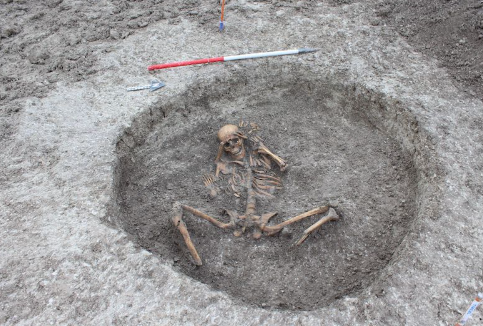 Bộ hài cốt trong tư thế hai tay giơ lên ​​hai bên đầu. Ảnh: @Bảo tàng Quốc gia Anh.