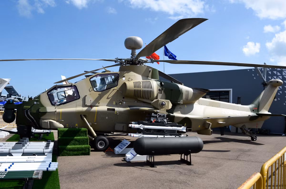 Động cơ WZ-9G của trực thăng này cung cấp công suất 1.200 kW, giúp tăng cường hiệu suất của máy bay trong nhiều môi trường khác nhau, từ sa mạc đến vùng cao. Tên lửa Hellfire và radar Longbow mang lại cho Z-10ME lợi thế về độ chính xác trong tấn công và phát hiện mục tiêu. Ảnh: @ Defence Blog.