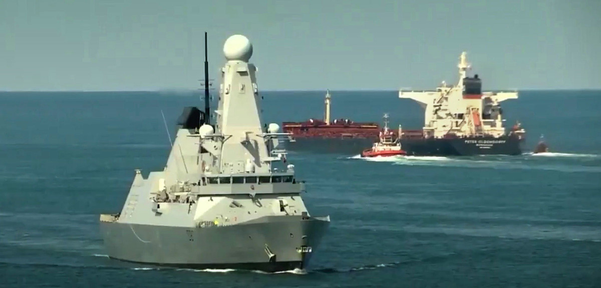 Điểm yếu nghiêm trọng hơn của lớp tàu Type 45 nằm ở chỗ chúng hoàn toàn không có khả năng đánh chặn tên lửa đạn đạo. Điều này tạo ra sự khác biệt rất lớn so với các tàu khu trục Arleigh Burke của Mỹ, vốn được tích hợp mạng lưới phòng thủ nhiều tầng sử dụng các loại tên lửa SM-2, SM-3 và SM-6 có khả năng đánh chặn tên lửa đạn đạo ở các giai đoạn khác nhau.