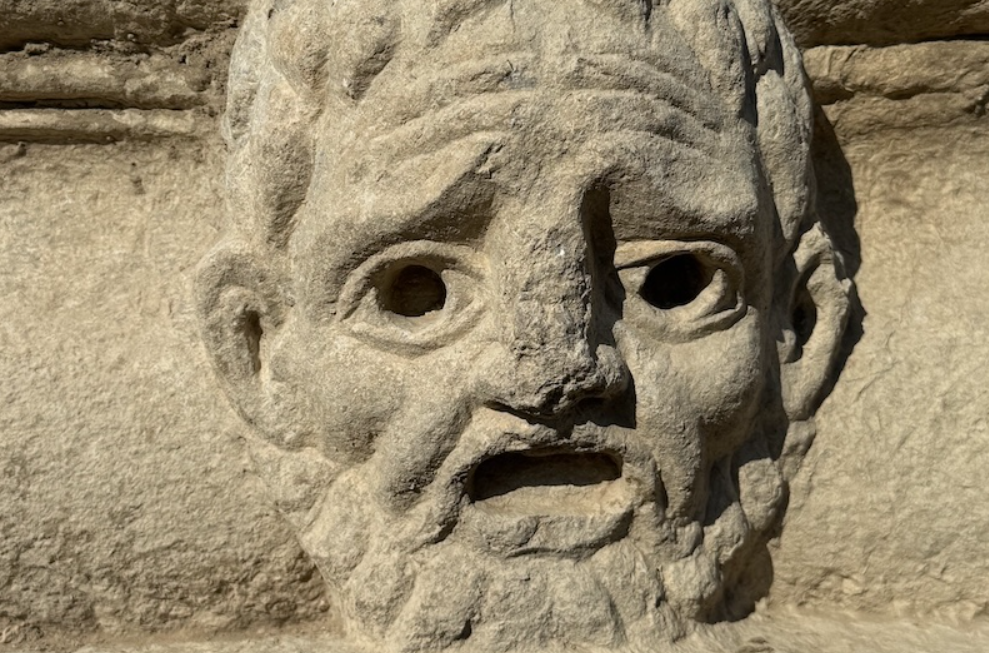 Các kỹ thuật thăm dò, phân tích khảo cổ học chuyên sâu cho thấy, bức phù điêu mặt nạ này khắc họa khuôn mặt của một vị triết học gia già. Ảnh: @Bộ Văn hóa và Du lịch Thổ Nhĩ Kỳ.