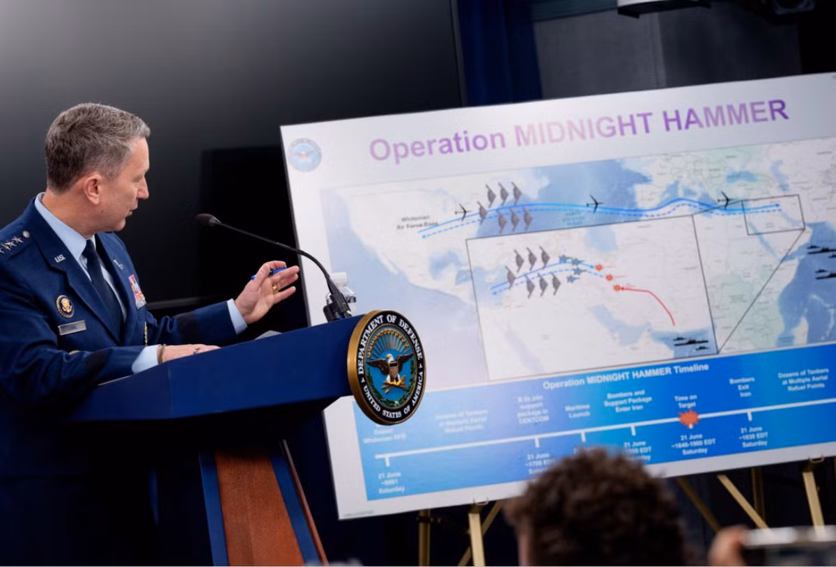 Ngay sau chiến dịch "Nhát búa giữa đêm", Lầu Năm Góc đã chia sẻ thông tin mới mở rộng về việc sử dụng bom phá boongke GBU-57/B Massive Ordnance Penetrator (MOP) nặng 13.607 kg trong các cuộc tấn công gần đây vào Iran, một nhiệm vụ mà họ cho biết đã được lên kế hoạch trong 15 năm. Ảnh: @Không Quân Mỹ.