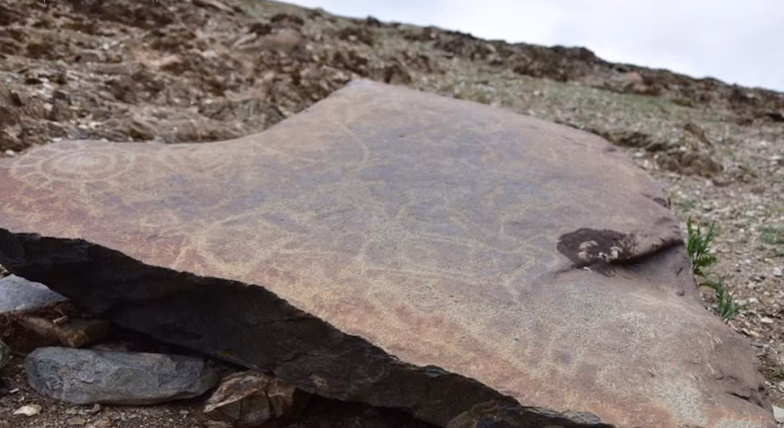 Đó là một bức tranh chạm khắc đá, ước tính có niên đại khoảng 2.000 năm tuổi. Ảnh: @Hiệp Hội Nghệ Thuật Khắc Đá Trung Quốc.