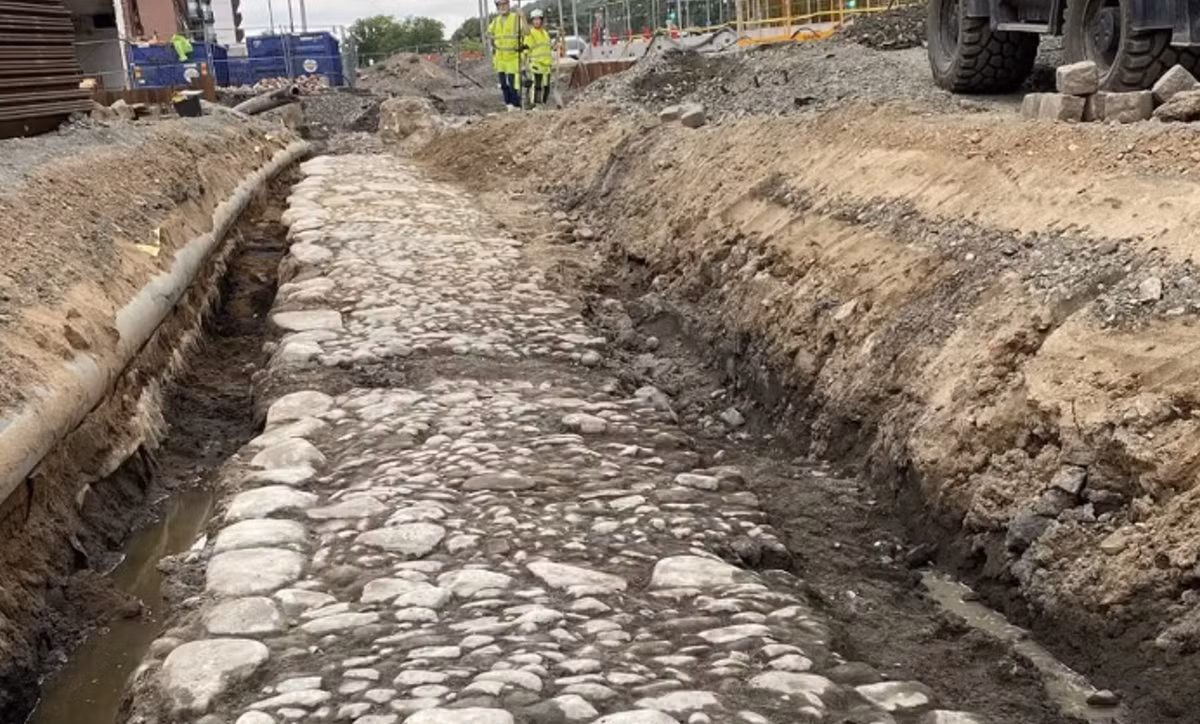 Một bức tường đất và hào nước được xây dựng dọc theo ranh giới phía nam, phân định vành đai phòng thủ cho Nya Lödöse cũng được khai quật. Ảnh: @Arkeologerna.