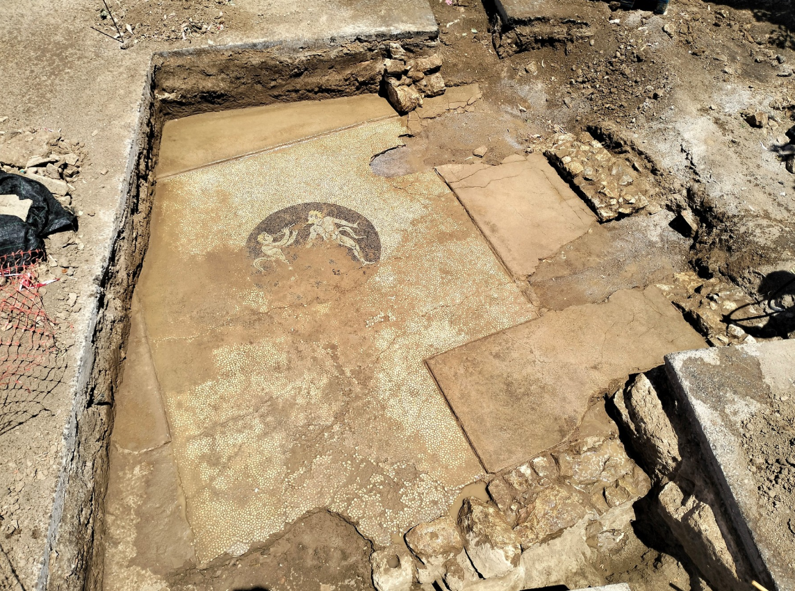 Và khi tiến hành khai quật từ sàn nhà của một ngôi nhà từ thời Hậu Cổ điển có niên đại khoảng giữa thế kỷ thứ 4 Trước Công nguyên, các chuyên gia đến từ Bộ Văn hóa Hy Lạp bất ngờ tìm thấy một hiện vật lạ, kỳ dị, độc đáo. Ảnh: @Bộ Văn hóa Hy Lạp.