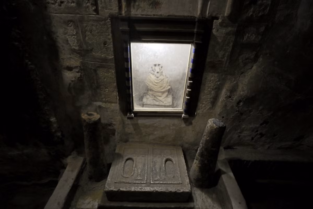 Trong lăng mộ này cũng chứa một số quan tài mini chôn khỉ đầu chó gây ngạc nhiên giới khảo cổ. Ảnh: @Đại học Cairo.