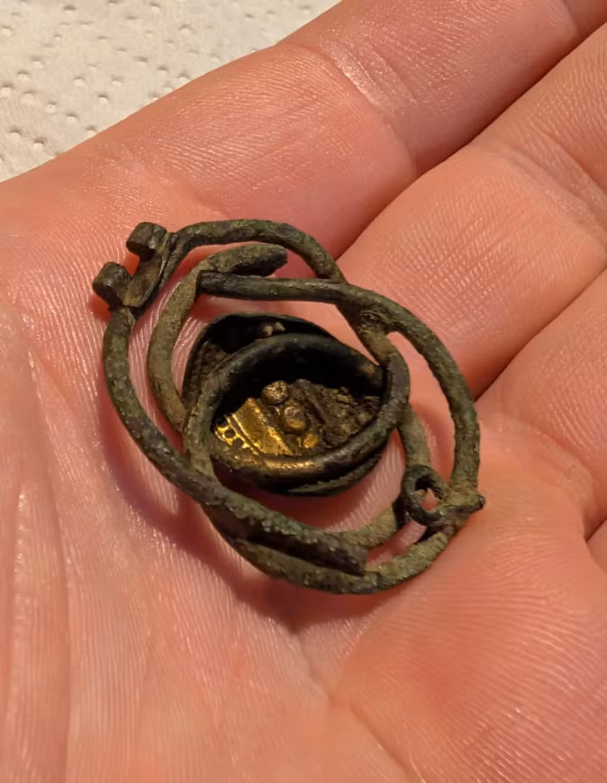 Thoạt nhìn, nó chỉ giống như một vật thể nhỏ, tối màu, hình dạng bất thường. Nó nằm gọn trong lòng bàn tay, vẫn còn hằn vết đất, và chỉ khi quan sát kỹ hơn, bản chất của vật thể mới được hé lộ: nó không phải là một mảnh vỡ ngẫu nhiên, mà là một dấu hiệu. Ảnh: @Jay Sangster-Hawkins.