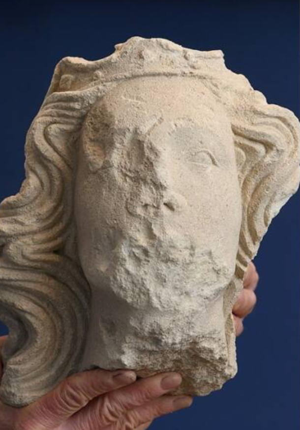 Hơn nữa, các nhà nghiên cứu nghi ngờ rằng, bức tượng đầu bằng đá của Vua Edward II có thể là một phần của bộ sưu tập các tác phẩm điêu khắc hoàng gia chưa từng được biết đến trước đây, từng nằm bên trong tu viện tráng lệ Shaftesbury phát triển thịnh vượng. Ảnh: @Bảo Tàng Quốc Gia Anh.