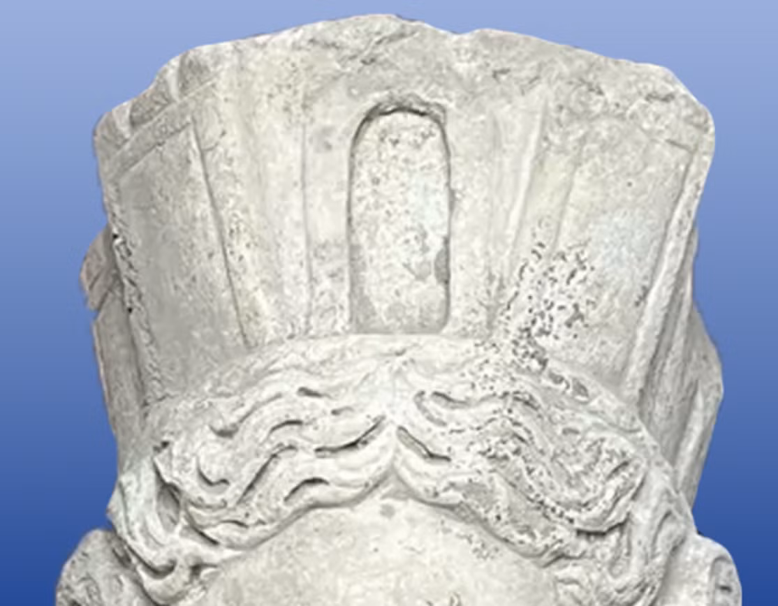 Nó được trang trí bằng một chiếc vương miện kiểu tường thành, mô tả những bức tường thành cao vút, tượng trưng cho vai trò của Tyche là người bảo vệ thành phố cổ Philippopolis. Ảnh: @Lyubomir Merdzhanov.