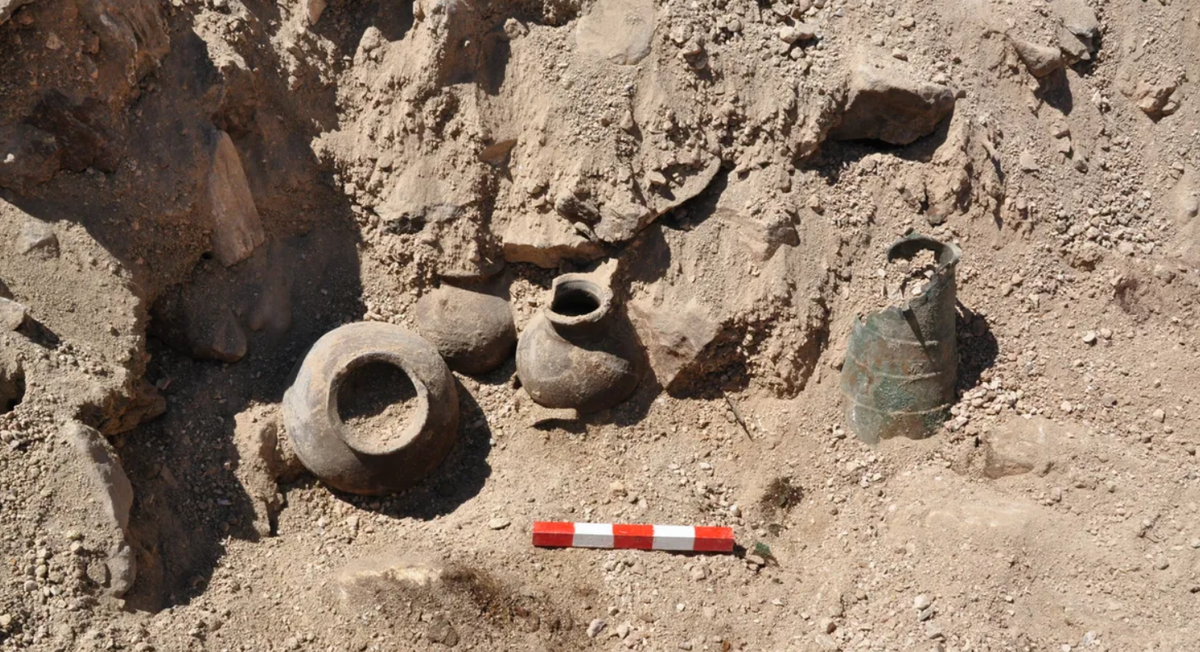 Trong đó, buồng chôn cất chứa hài cốt của một thủ lĩnh chiến binh sống vào thế kỷ thứ 2 Trước Công Nguyên, thời điểm mà vùng Thrace vẫn còn là một tập hợp các vương quốc chắp vá đang vật lộn để tồn tại trước người Macedonia và bóng dáng ngày càng lớn mạnh của đế chế La Mã. Ảnh: @Daniela Agre và Deyan Dichev.