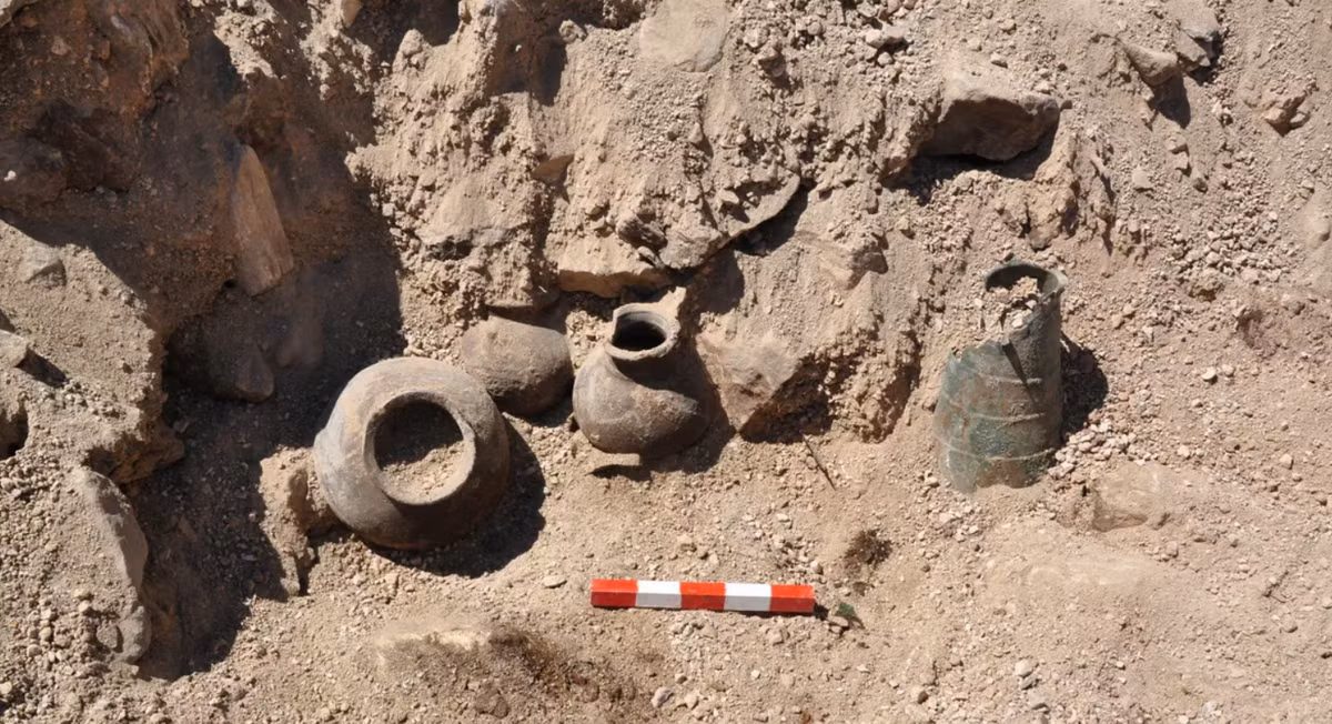 Trong đó, buồng chôn cất chứa hài cốt của một thủ lĩnh chiến binh sống vào thế kỷ thứ 2 Trước Công Nguyên, thời điểm mà vùng Thrace vẫn còn là một tập hợp các vương quốc chắp vá đang vật lộn để tồn tại trước người Macedonia và bóng dáng ngày càng lớn mạnh của đế chế La Mã. Ảnh: @Daniela Agre và Deyan Dichev.