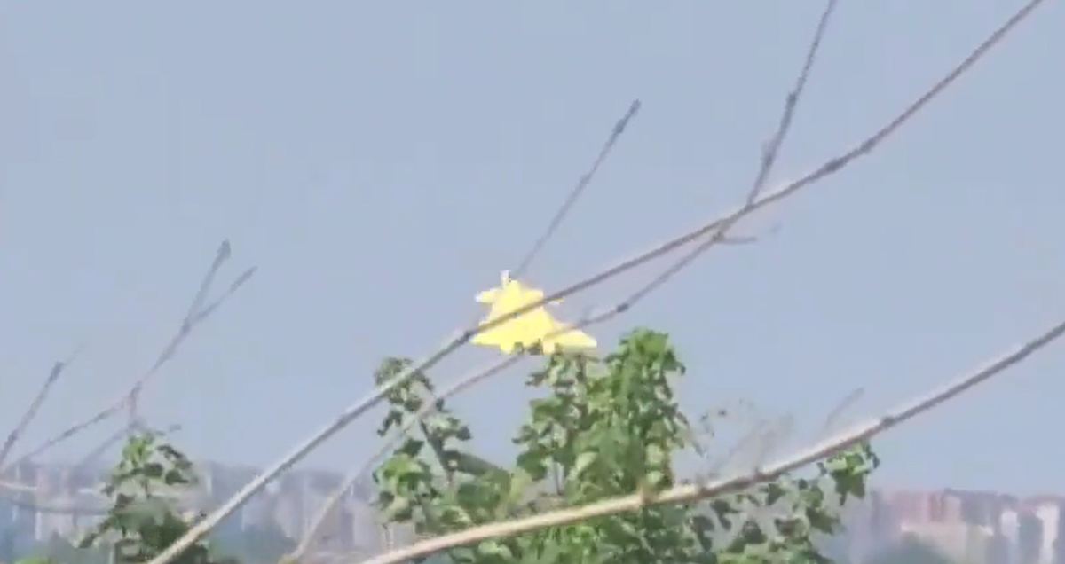 J-20A là phiên bản hiện đại hóa của máy bay chiến đấu tàng hình thế hệ thứ năm một chỗ ngồi J-20 của Trung Quốc. Những hình ảnh này được công bố nhân dịp Trung Quốc kỷ niệm 15 năm chuyến bay đầu tiên của máy bay này, cùng với xác nhận chính thức đầu tiên về biến thể hai chỗ ngồi, được đặt tên là J-20S. Ảnh: @Tập đoàn Công nghiệp Máy bay Thành Đô của Trung Quốc.