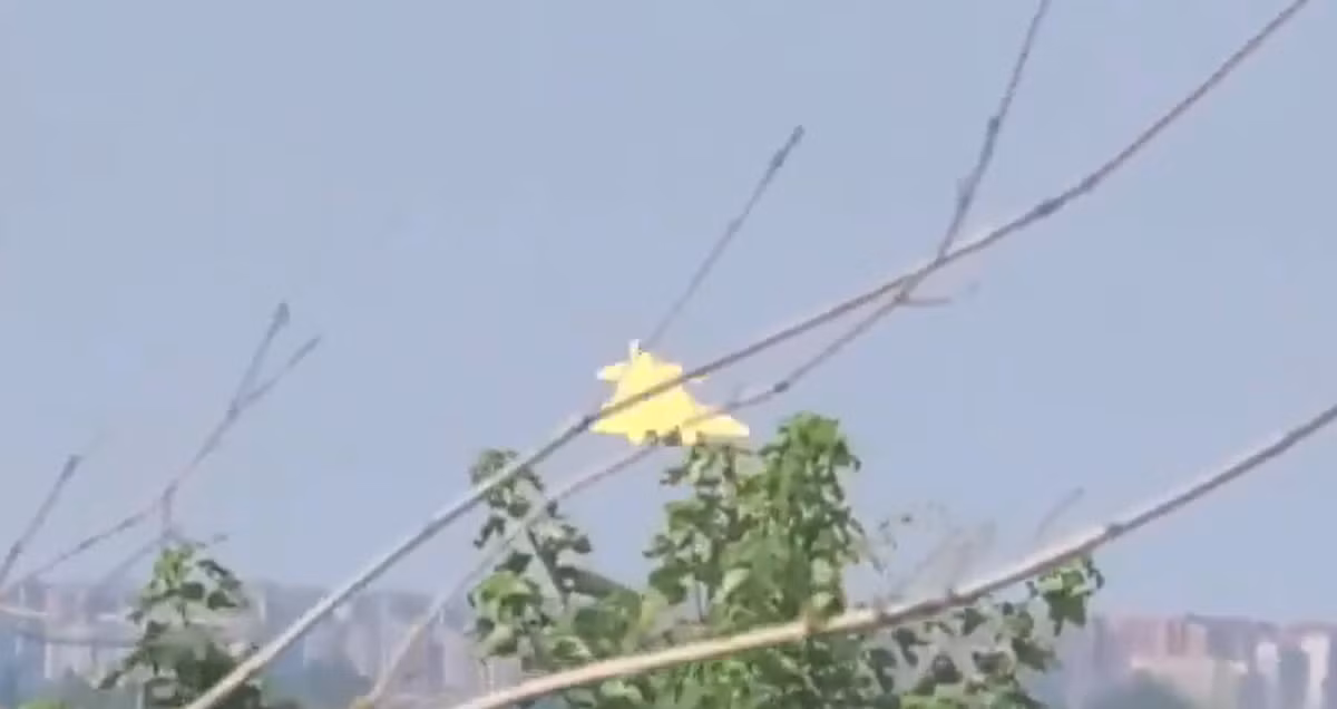 J-20A là phiên bản hiện đại hóa của máy bay chiến đấu tàng hình thế hệ thứ năm một chỗ ngồi J-20 của Trung Quốc. Những hình ảnh này được công bố nhân dịp Trung Quốc kỷ niệm 15 năm chuyến bay đầu tiên của máy bay này, cùng với xác nhận chính thức đầu tiên về biến thể hai chỗ ngồi, được đặt tên là J-20S. Ảnh: @Tập đoàn Công nghiệp Máy bay Thành Đô của Trung Quốc.