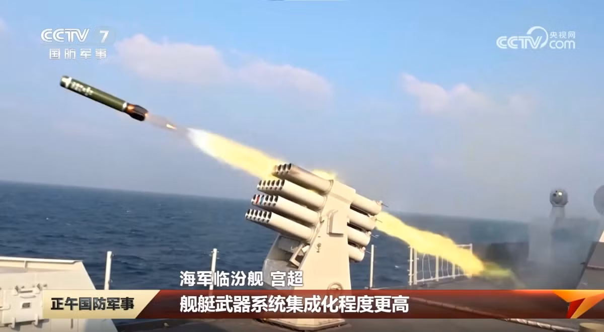 Theo Đài Truyền hình Trung ương Trung Quốc (CCTV), loại vũ khí này cung cấp hỏa lực mạnh hơn, tầm bắn hiệu quả xa hơn và độ chính xác cao hơn, từ đó giúp tăng cường khả năng tác chiến chống tàu mặt nước và hỗ trợ hỏa lực hải quân. Ảnh: @CCTV.