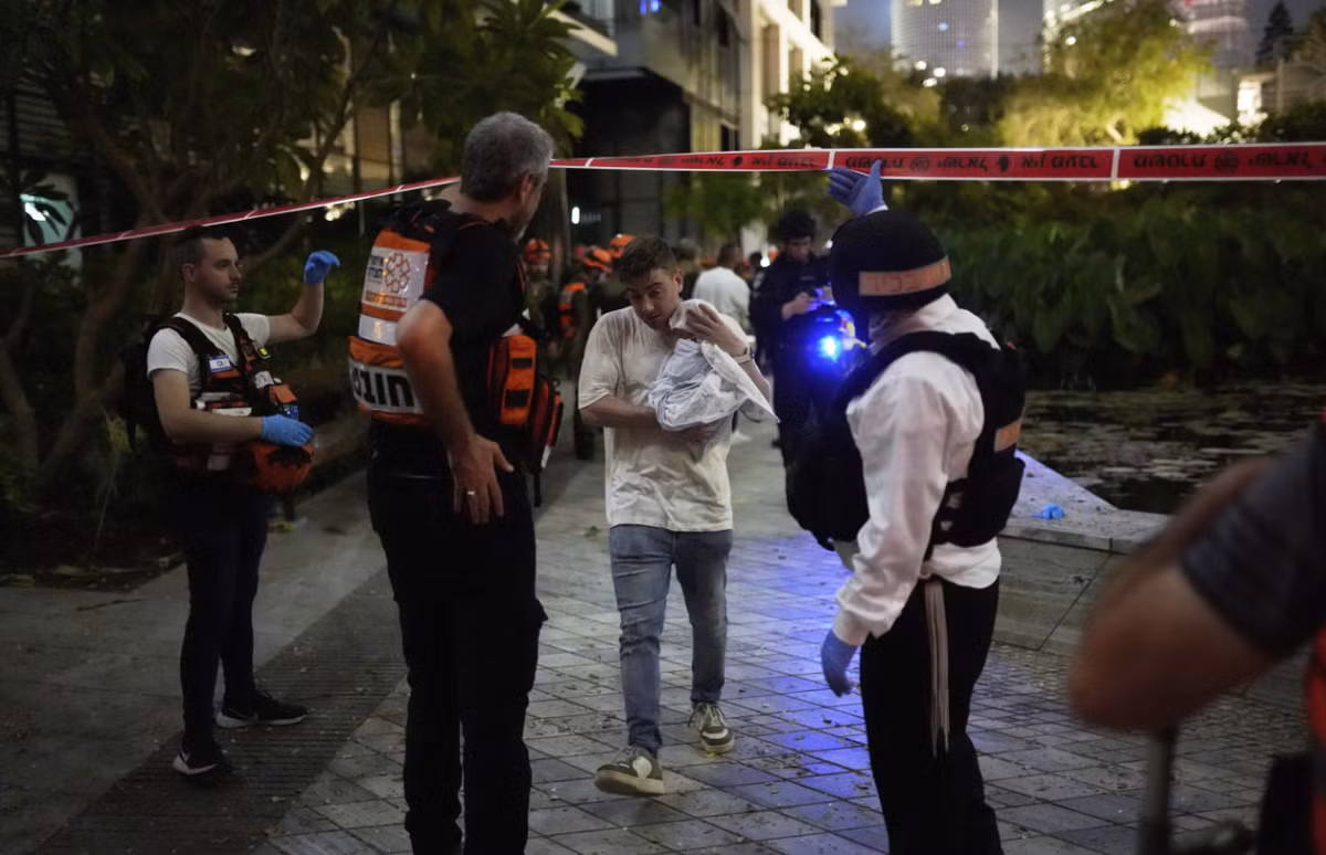 Lãnh tụ tối cao Iran, Ayatollah Ali Khamenei cáo buộc Israel đã gây chiến. Một quan chức cấp cao của Iran cho biết không nơi nào ở Israel an toàn và sự trả thù sẽ rất đau đớn. Ảnh: @Tomer Appelbaum.