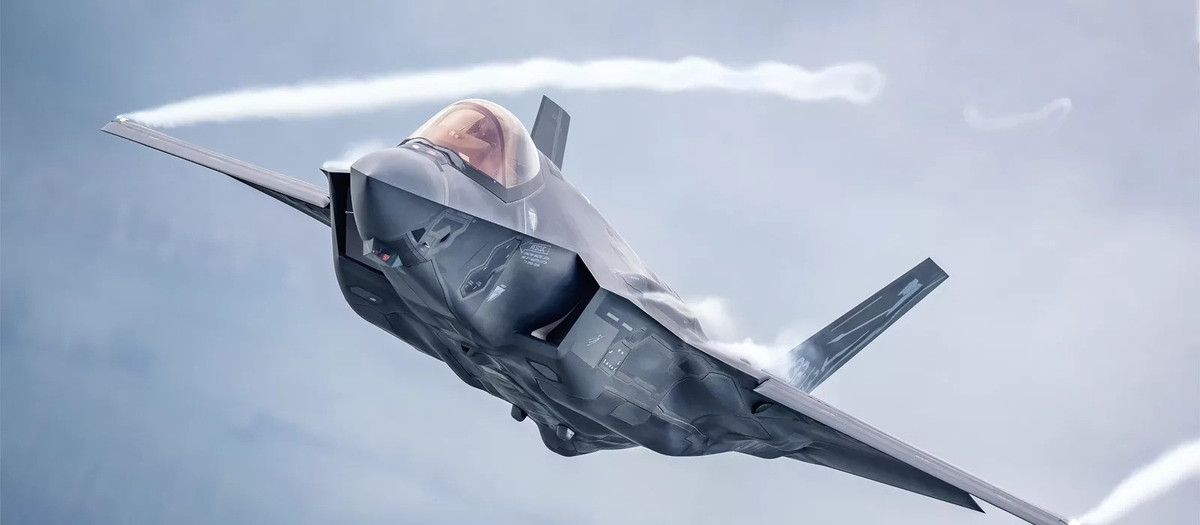 Giới phân tích nhận định chiến dịch không chỉ nhắm vào các băng nhóm ma túy mà còn nhằm gây sức ép trực tiếp lên Tổng thống Maduro, người bị tòa án liên bang New York truy tố từ năm 2020 với cáo buộc khủng bố ma túy cùng 14 đồng minh. Washington thậm chí treo thưởng 50 triệu USD cho thông tin dẫn đến việc bắt giữ ông.