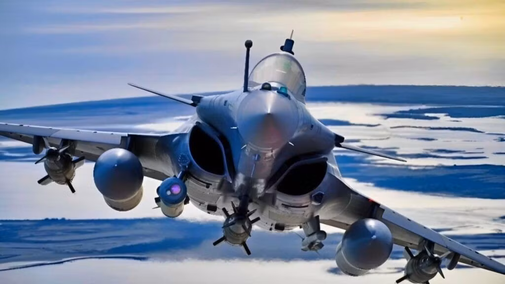 Dassault Rafale, máy bay chiến đấu đa năng thế hệ 4.5, đã phục vụ trong Không quân Ấn Độ kể từ năm 2020 khi 36 máy bay phản lực này được giao theo một thỏa thuận trị giá 8,7 tỷ đô la. Rafale dài 15,27 mét với sải cánh 10,9 mét và nặng khoảng 10 tấn khi rỗng. Hai động cơ phản lực cánh quạt Snecma M88-2 cho phép đạt tốc độ tối đa Mach 1,8 (tương đương khoảng 2.222 km/h) và bán kính chiến đấu vượt quá 1.850 km. Ảnh: @19FortyFive.