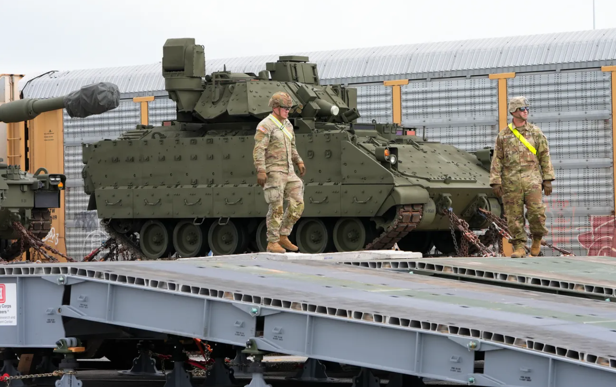 Hôm 9/6, binh lính thuộc Lữ đoàn Thiết giáp số 1 của Quân đội Mỹ, đang làm việc để di chuyển một Xe chiến đấu Bradley Bradley M2 từ Fort Cavazos đến địa điểm tham gia lễ diễu binh. Ảnh: @ Jack Gruber, USA TODAY.