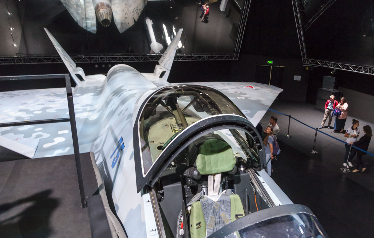 Ngược lại, Su-75 Checkmate được thiết kế để tích hợp với các hệ thống mạng lưới chỉ huy và điều khiển tiên tiến, mang lại cho Belarus bước tiến vượt bậc về tính linh hoạt trong hoạt động. Ví dụ, khả năng mang tên lửa siêu thanh của Su-75 Checkmate, chẳng hạn như Kh-47M2 Kinzhal, có thể cung cấp khả năng răn đe chiến lược chống lại các đối thủ trong khu vực. Tuy nhiên, việc tích hợp một nền tảng tiên tiến như vậy sẽ đòi hỏi đầu tư đáng kể vào đào tạo phi công, cơ sở hạ tầng bảo trì và hỗ trợ hậu cần, những lĩnh vực mà Belarus hiện đang tụt hậu. Ảnh: @Aviation Week.