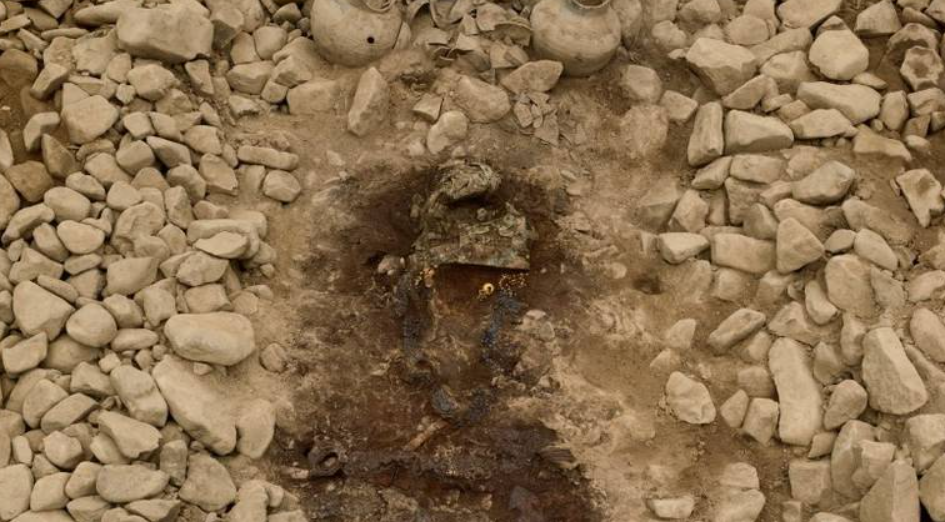 Cụ thể, khi tiến hành khai quật từ một ngôi mộ cổ có tên là mộ 120-2 ở Gyeongju, Hàn Quốc, các chuyên gia đến từ Cơ quan Di sản Hàn Quốc bất ngờ tìm thấy một vật thể lạ. Ảnh: @Cơ quan Di sản Hàn Quốc.