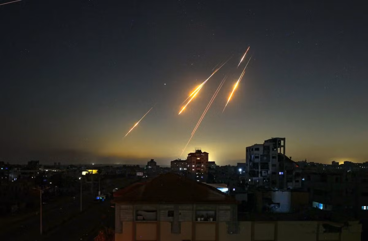 Theo số liệu thống kê mới nhất do quân đội Israel cung cấp hôm 15/6, Iran đã bắn khoảng 280 tên lửa đạn đạo vào Israel trong nhiều đợt tấn công, kể từ khi Lực lượng Phòng vệ Israel bắt đầu chiến dịch chống lại chương trình hạt nhân của Cộng hòa Hồi giáo này vào sáng sớm ngày 13/6. Lực lượng Phòng vệ Israel cho biết, hầu hết các tên lửa đã bị hệ thống phòng không đánh chặn với tỷ lệ đánh chặn tương tự như các cuộc tấn công của Iran vào Israel vào tháng 4 và tháng 10 năm 2024. Ảnh: @L'Orient Today - L'Orient-Le Jour.