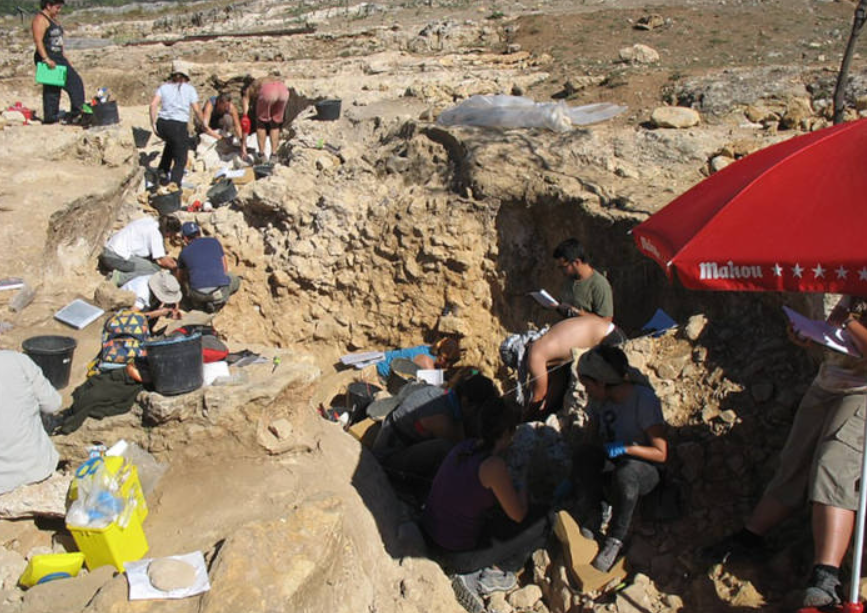 Cũng có bằng chứng cho thấy người Neanderthal đã đốt lửa trong hang động này. Ảnh: @Martín-Perea.