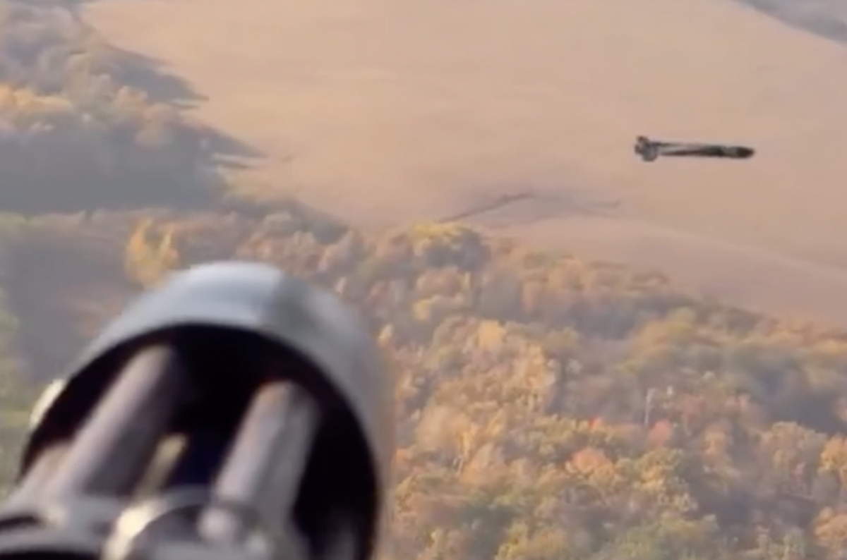 Mới đây, một đoạn clip mới lan truyền trên mạng xã hội cho thấy, từ một trực thăng Ukraine thời Liên Xô cũ, một xạ thủ điều khiển súng máy M134 Minigun đã bắn hạ một máy bay không người lái tấn công dòng Shahed-136/Geran-2 của Nga. Ảnh: @Archer83Able.