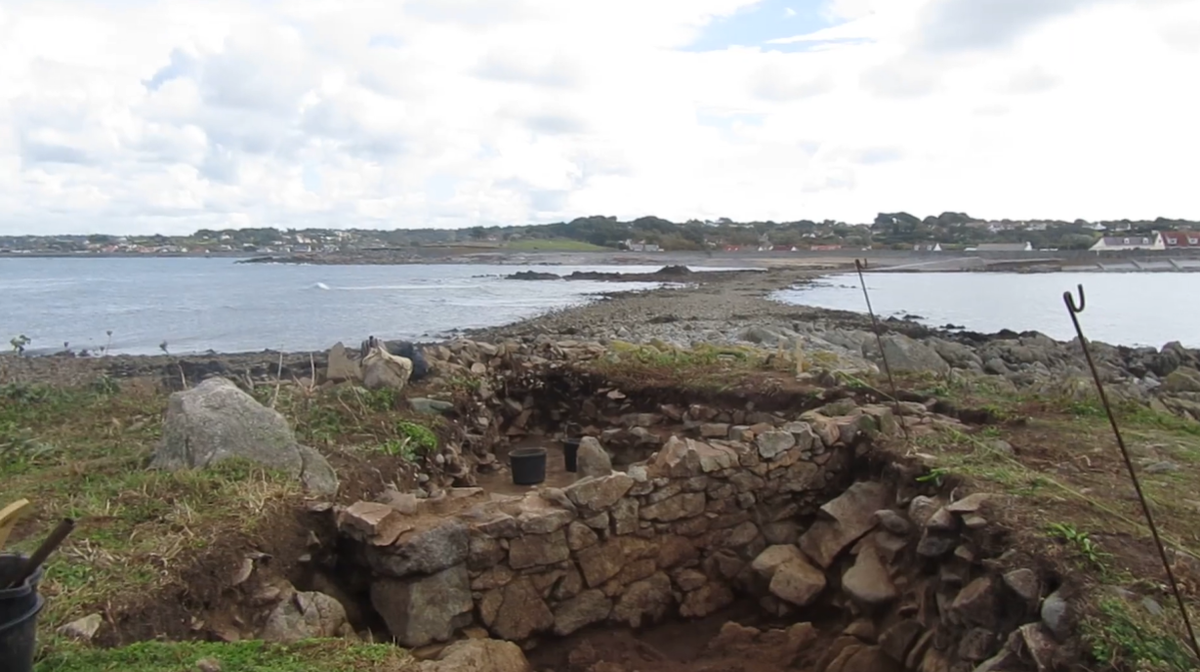 Khi tiến hành khai quật tại địa điểm khảo cổ Chapelle dom Hue trên vách đá La Capelle ngoài khơi bờ biển phía tây Guernsey thuộc eo biển Anh, các chuyên gia đến từ Bảo Tàng Quốc Gia Anh bất ngờ tìm thấy di tích chôn cất cổ xưa kỳ dị. Ảnh: @Bảo tàng Quốc gia Anh.