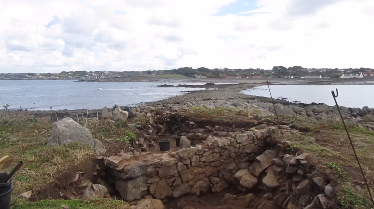 Khi tiến hành khai quật tại địa điểm khảo cổ Chapelle dom Hue trên vách đá La Capelle ngoài khơi bờ biển phía tây Guernsey thuộc eo biển Anh, các chuyên gia đến từ Bảo Tàng Quốc Gia Anh bất ngờ tìm thấy di tích chôn cất cổ xưa kỳ dị. Ảnh: @Bảo tàng Quốc gia Anh.