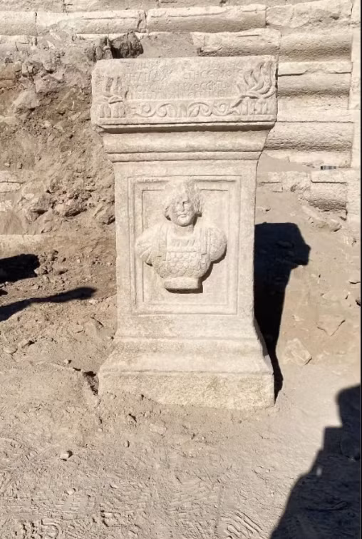 Các kỹ thuật thăm dò, phân tích khảo cổ học chuyên sâu cho thấy, đó là một bàn thờ có phù điêu vòng hoa chiến thắng, binh lính và biểu ngữ lạ. Ảnh: @Đại học Selçuk.