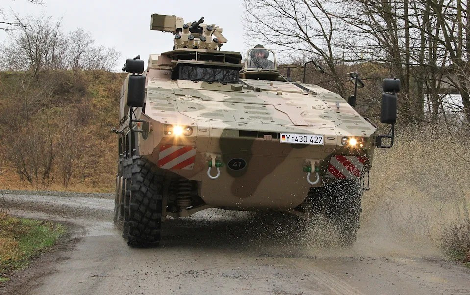 Skyranger 30 là biến thể mới của hệ thống phòng không tầm gần, được tích hợp trên khung gầm xe bọc thép bánh lốp Boxer 8x8. So với Gepard, Skyranger 30 nhẹ hơn, ít giáp bảo vệ hơn, nhưng bù lại có chi phí sản xuất và vận hành thấp hơn, dễ triển khai bằng đường bộ hoặc đường không, đồng thời vẫn duy trì được khả năng di chuyển linh hoạt trên chiến trường.