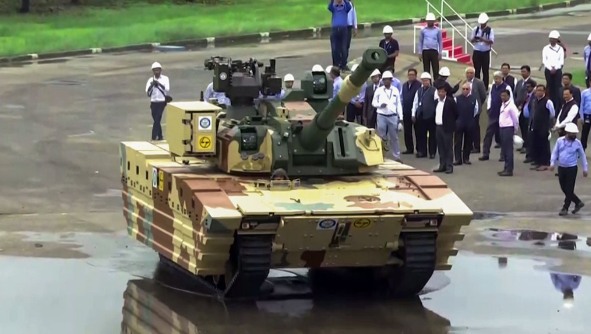 Xe tăng hạng nhẹ Zorawar được chế tạo trên khung gầm xích mới với sáu bánh xe mỗi bên, cùng hệ thống treo thủy lực xi-lanh cố định giúp tăng độ ổn định và khả năng vận hành off-road. Ảnh: @Asian Military Review.