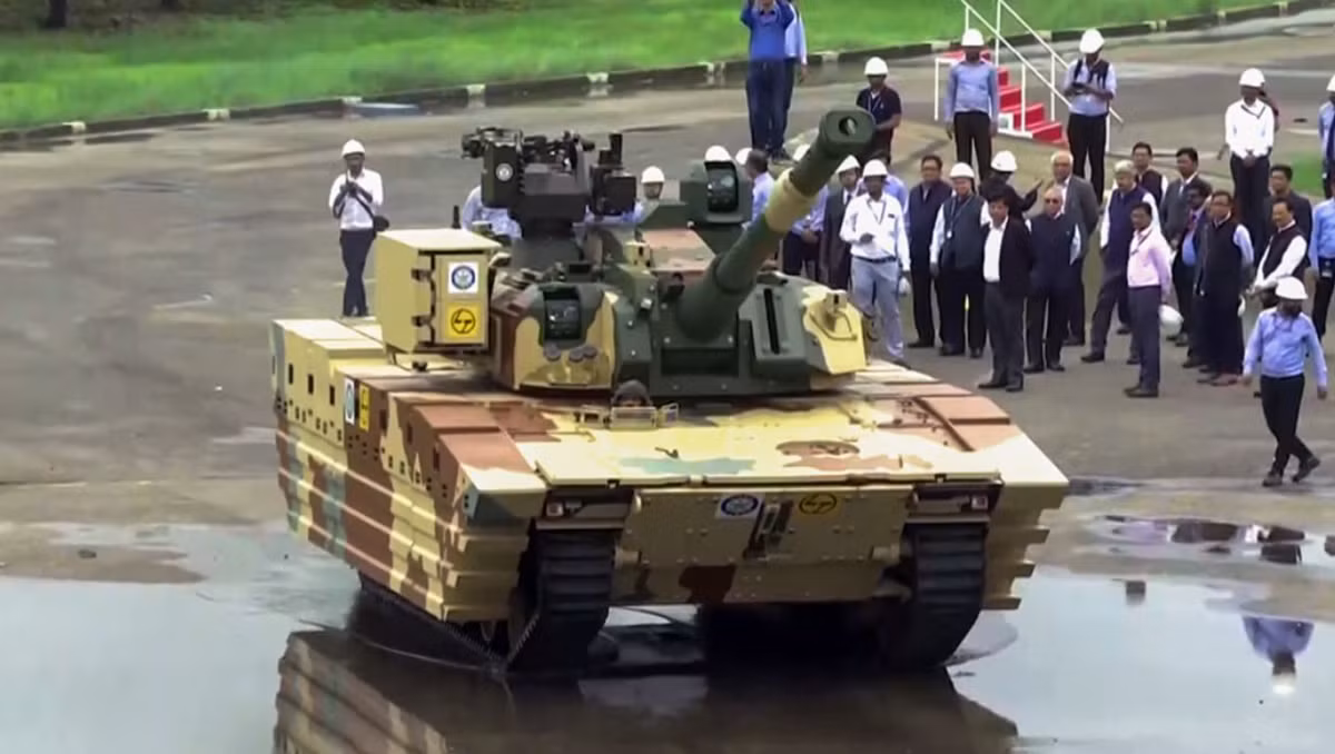 Xe tăng hạng nhẹ Zorawar được chế tạo trên khung gầm xích mới với sáu bánh xe mỗi bên, cùng hệ thống treo thủy lực xi-lanh cố định giúp tăng độ ổn định và khả năng vận hành off-road. Ảnh: @Asian Military Review.