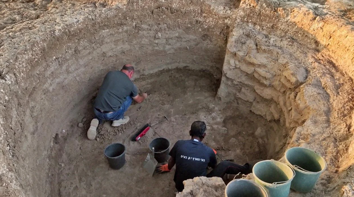 Các cuộc thăm dò, phân tích khảo cổ chuyên sâu hơn cho thấy, quần thể di tích này thực chất là một xưởng rèn lưỡi dao ước tính có niên đại khoảng 5.500 năm tuổi, thuộc thời kỳ đồ đồng sớm. Ảnh: @Cơ quan Cổ vật Israel (IAA).