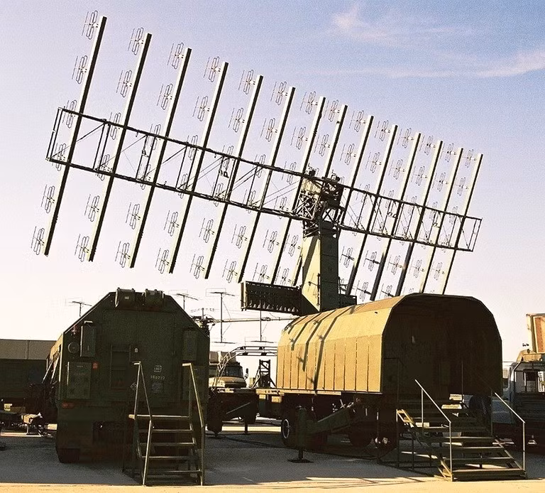 Cuộc chiến trong bóng đêm vẫn tiếp diễn, nơi mỗi tia sáng lóe lên trên bầu trời không chỉ là tên lửa, mà còn là minh chứng cho cuộc đấu trí, đấu công nghệ không khoan nhượng giữa hai bên.