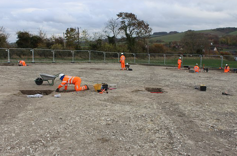 Khi tiến hành khai quật tại vùng suối Letcombe của quần đảo nước Anh, các chuyên gia đến từ Bảo tàng Quốc gia Anh bất ngờ tìm thấy quần thể chôn cất cổ xưa kỳ lạ. Ảnh: @Bảo tàng Quốc gia Anh.