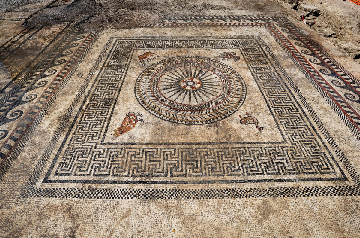 Một trong những căn phòng lớn này có khảm đá phức tạp với các họa tiết hình học giống như đường quanh co và chữ vạn, có các biểu tượng như vương miện và hình chữ V, cũng như các loài động vật như cú, vịt, đại bàng và nai con. Ảnh: @Viện Nghiên cứu Khảo cổ học Quốc gia Pháp.
