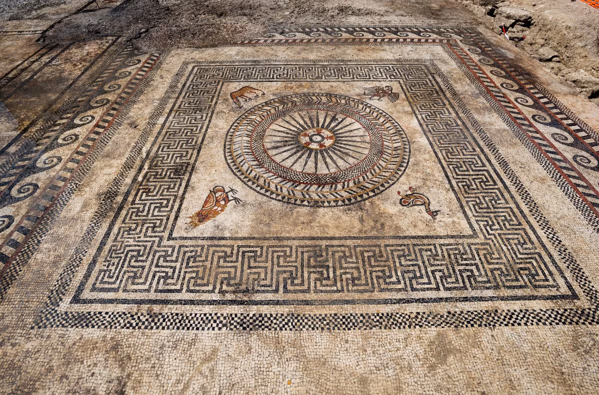 Một trong những căn phòng lớn này có khảm đá phức tạp với các họa tiết hình học giống như đường quanh co và chữ vạn, có các biểu tượng như vương miện và hình chữ V, cũng như các loài động vật như cú, vịt, đại bàng và nai con. Ảnh: @Viện Nghiên cứu Khảo cổ học Quốc gia Pháp.