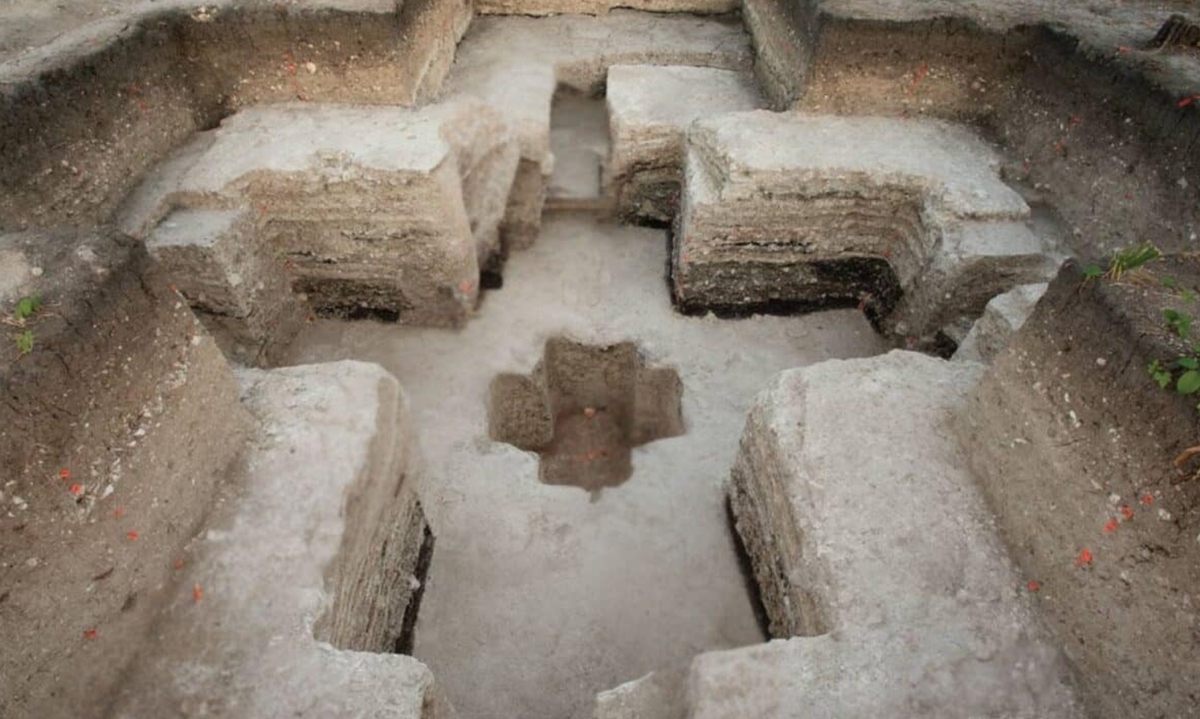 Trọng tâm là một bố cục hình chữ thập, với các trục dài chạy theo hướng Bắc - Nam và Đông - Tây, được đánh dấu bằng các hành lang cắt và đường đắp cao. Những đường này kéo dài từ một cao nguyên nghi lễ rộng lớn, được xây dựng dần dần qua nhiều thế kỷ, trải dài hàng dặm vào cảnh quan xung quanh. Theo nhóm khai quật do Tiến sĩ Takeshi Inomata dẫn đầu, những đặc điểm này tạo thành một trật tự biểu tượng rõ ràng, có khả năng kết nối các nghi lễ, chu kỳ theo mùa và sự di chuyển trong không gian. Ảnh: @Đại học Arizona.