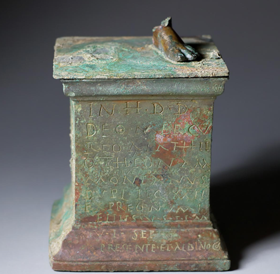 Cuộc khai quật cũng đã thu được hơn 5.000 mảnh vữa trát tường được sơn vẽ, cùng với các phụ kiện bằng đồng từ cửa ra vào và cửa sổ. Các nhà nghiên cứu cho rằng, những vật liệu này cho thấy mức độ đầu tư kiến ​​trúc cao, cho thấy rằng, khu thờ cúng này đóng một vai trò nổi bật trong đời sống tôn giáo của thành phố cổ. Ảnh: @Văn phòng Di tích Thành phố Frankfurt.