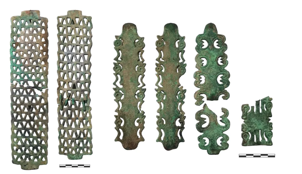 Tại đây, các chuyên gia tìm thấy các vật dụng bằng kim loại, những mảnh sắt vụn, một tấm che trán có chóp hình móc câu. Ảnh: @Viện Hàn lâm Khoa học Nga.