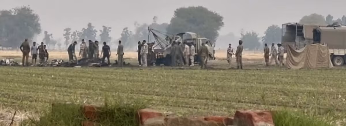 Không có bất kỳ hình dáng máy bay nào có thể được nhận ra ngay lập tức, khiến việc nhận dạng trở nên khó khăn hơn rất nhiều. Tuy nhiên, khi kiểm tra kỹ hơn, một số bộ phận của mảnh vỡ nổi bật có khả năng chỉ ra một loại máy bay cụ thể. Ảnh: @dainiktribuneonline.