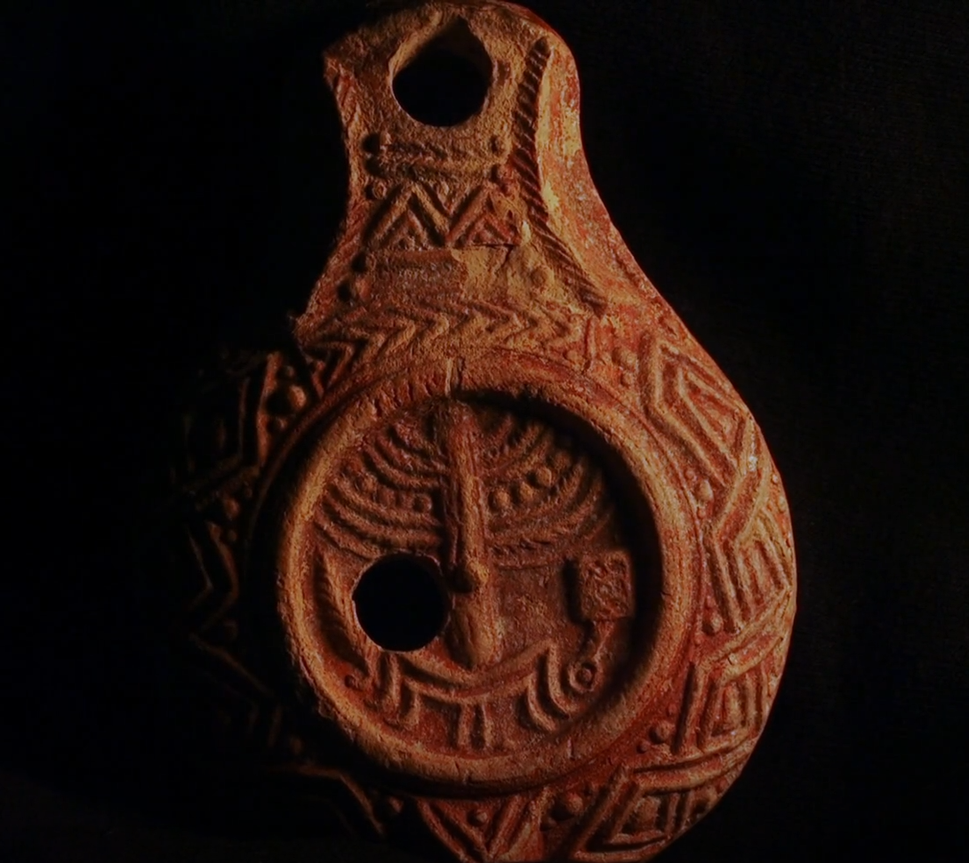 Tiến sĩ Benyamin Storchan, nhà khảo cổ học đến từ Cơ quan Cổ vật Israel, cho biết: "Những bức tượng nhỏ và họa tiết trên đèn có ở vùng Beit Nattif kể lại câu chuyện về Đồi Judean trong thời kỳ sau Cuộc nổi dậy Bar Kokhba nổi tiếng nhất khu vực". Ảnh: @Cơ quan Cổ vật Israel.