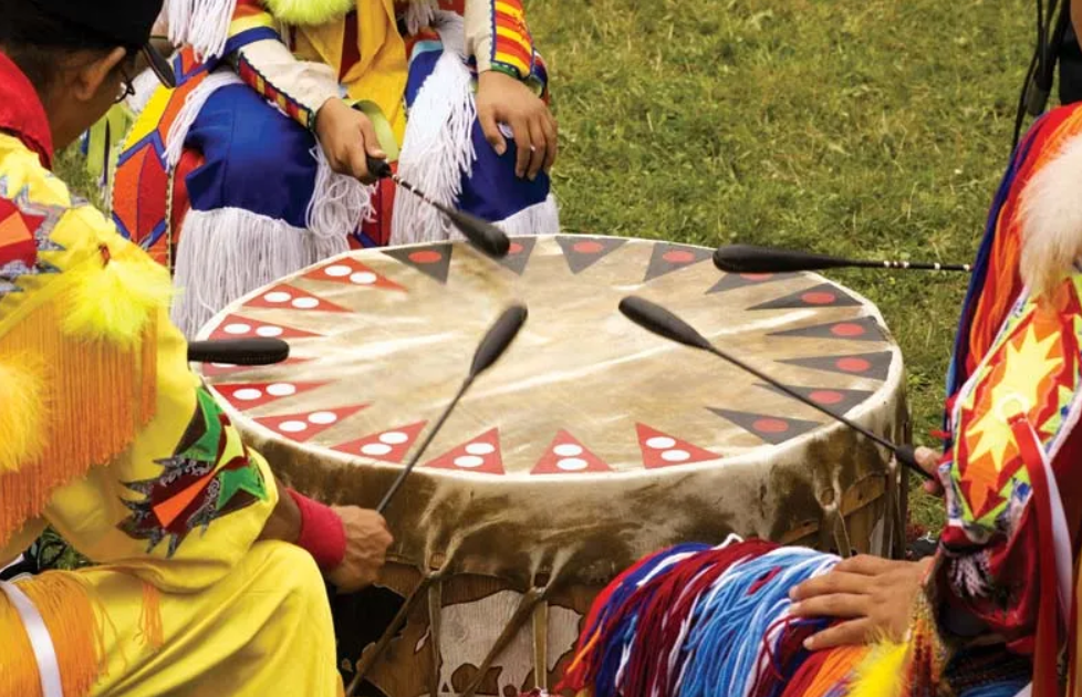 Tiến sĩ Tanya Peres, một nhà nghiên cứu tại Khoa Nhân chủng học thuộc Đại học bang Florida, cho biết: "Âm nhạc đóng vai trò quan trọng trong nhiều nền văn hóa bản địa cổ xưa, theo cách mà chúng ta có thể không nhận ra. Các nhạc cụ có lịch sử lâu đời trong xã hội loài người và được mã hóa bằng những ý nghĩa vượt ra ngoài khả năng tạo ra âm thanh của chúng”. Ảnh: @ Britannica.